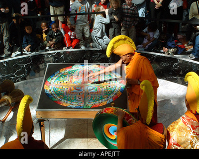 Tibetische buddhistische Mönche zerstören Mandala (NMR) Stockfoto
