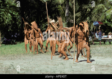 South Pacific, Bismark Archipel, Salomonen, Santa Ana, Schlamm Männer Tanz, traditionellen Kriegstanz. Stockfoto