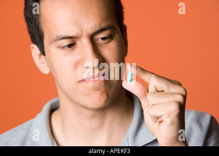 Porträt Latino Mann mit pharmazeutischen Kapsel Stockfoto