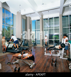 Menschen, die im Fitness-Studio trainieren. Stockfoto