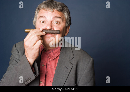 Porträt senior Latino Mann mit Zigarre Stockfoto