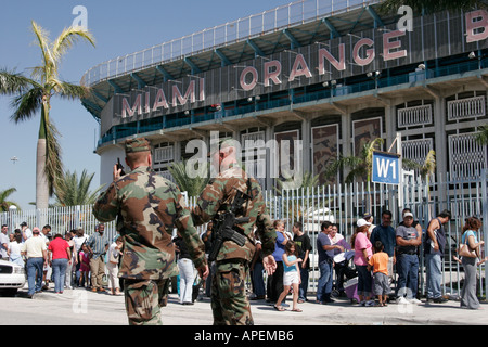 Miami Florida, Orange Bowl, Wetter, Hurrikan Wilma, kostenloses Essen, Wasser, Eis, FEMA, Soldaten der Nationalgarde, Schlange, Schlange, Sicherheit, Besucher reisen Reise Tour Stockfoto