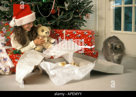 Weihnachtsmorgen für Mädchen und ihre Katze. Stockfoto