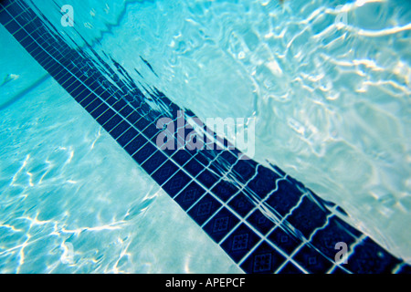 Die blau gefliesten Boden des öffentlichen Schwimmbad Indoor Stockfoto