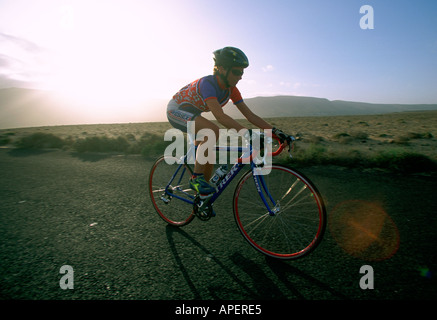 Einsame Radfahrer auf offener Straße, Lanzarote, Kanarische Inseln, Spanien Stockfoto