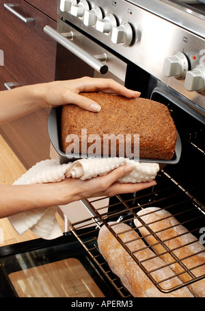 FRAU IN DER KÜCHE BACKEN BROT Stockfoto