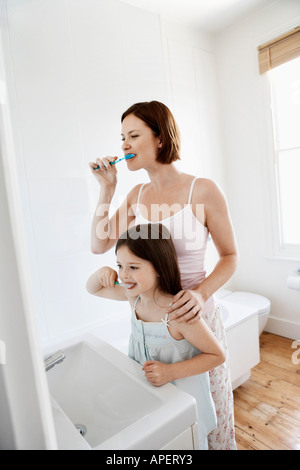 Mutter und Tochter Bürsten Zähne im Badezimmer Stockfoto