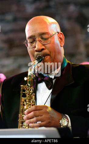 Saxophonist mit dem Count Basie Orchestra spielen in Brecon Jazz Festival Powys Wales UK Stockfoto