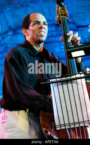 Daryl Hall am Bass mit The Charlie Parker Legacy Band bei Brecon Jazz Festival Powys Wales UK GB Stockfoto