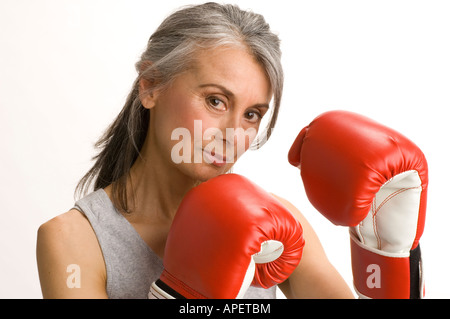 Studioaufnahme von Reife Frau in Boxhandschuhe Stockfoto