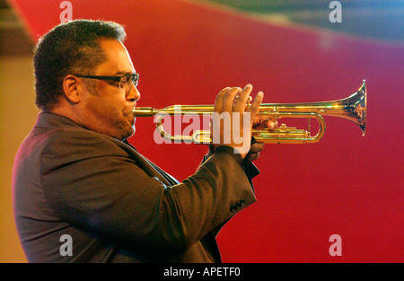 Legendäre Trompeter Jon Faddis The Charlie Parker Erbe Mitglied der Band auf dem Brecon Jazz Festival 2005 Stockfoto