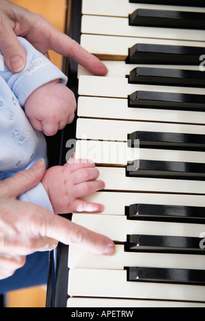 Nahaufnahme der Hände auf einer Klaviertastatur. Stockfoto