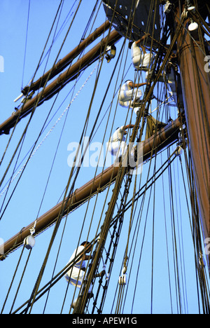 Matrosen (Spanisch) klettern Takelage auf großen Schiff, blauen Himmel. Stockfoto