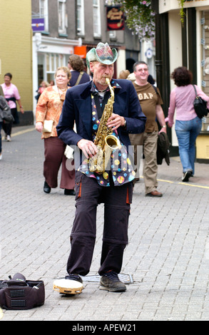 Saxophonist Nik Turner früher von Hawkwind Straßenmusik auf den Straßen von Brecon während des jährlichen Brecon Jazz Festival UK Stockfoto