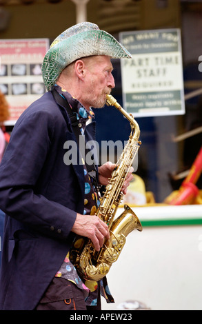 Saxophonist Nik Turner früher von Hawkwind Straßenmusik auf den Straßen von Brecon während des jährlichen Brecon Jazz Festival UK Stockfoto