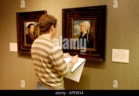 Schüler Skizzieren einer Ausstellung der alten Meister in einer Galerie am National Museum Cardiff South Wales UK Stockfoto