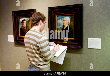 Schüler Skizzieren einer Ausstellung der alten Meister in einer Galerie am National Museum Cardiff South Wales UK Stockfoto