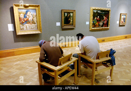 Studenten, die in einer Ausstellung der alten Meister in einer Galerie am National Museum Cardiff South Wales UK skizzieren Stockfoto