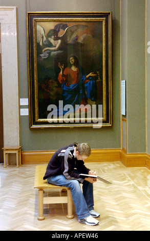 Schüler Skizzieren einer Ausstellung der alten Meister in einer Galerie am National Museum Cardiff South Wales UK Stockfoto