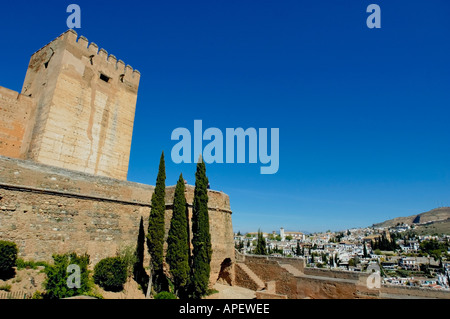 Spanien Andalusien Granada die Alcazaba Türme an der Alhambra-Palast mit dem Albayzin islamische Altstadt Stockfoto
