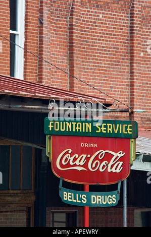 Alten hängende Zeichen für Bell es Drogen Werbung Coca Cola und Brunnen Service Sebree Kentucky Stockfoto