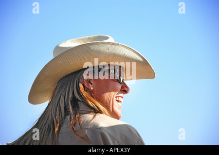 Cowboys Frauen im Cutting Horse mit Vieh-Wettbewerb auf Ranch in arena Stockfoto