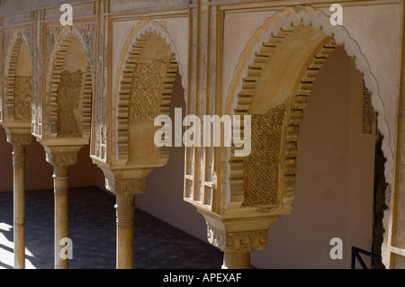 Nasriden Palast Bögen und Kolonnade erbaut von Muhammed V im Patio del Cuarto Dorado Bereich der Alhambra, ein Palast in Granada, Spanien Stockfoto