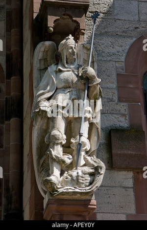 Skulptur des Erzengels Michael Gießen Satan aus dem Himmel auf Sacred Heart Kirche Herz Jesu Kirche Ettlingen Deutschland Stockfoto