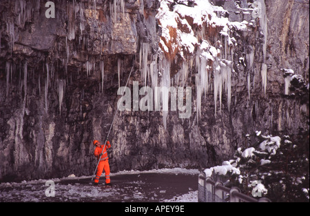 Schweiz. Entfernen von großen Eiszapfen überhängenden eine Straße in der Nähe von Interlaken Stockfoto