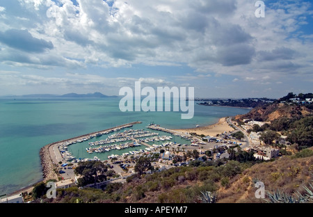 Überblick über einen kleinen Hafen Marina aus eine gute Sicht in das Dorf Sidi Bou Said Stockfoto