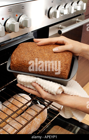 FRAU IN DER KÜCHE BACKEN BROT Stockfoto