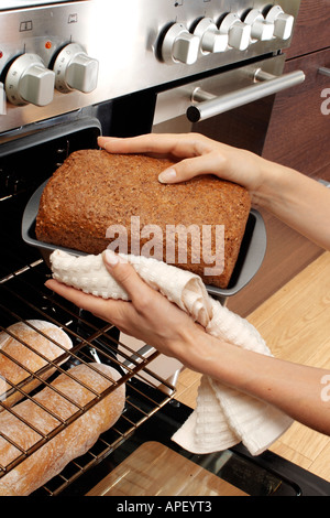 FRAU IN DER KÜCHE BACKEN BROT Stockfoto