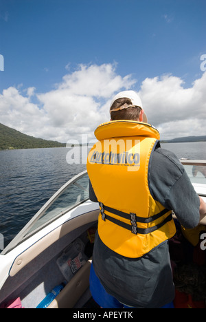 Teenager in Rettungsweste Powerboating auf Lake Brunner Stockfoto