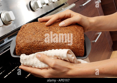 FRAU IN DER KÜCHE BACKEN BROT Stockfoto