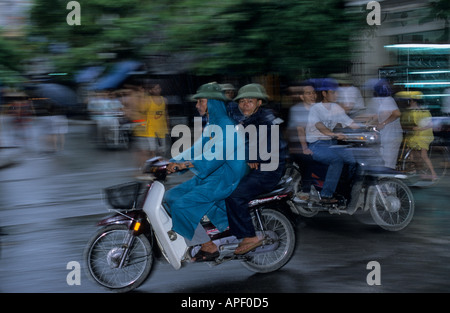 Männer auf dem Motorrad im Regen Hanoi Vietnam Stockfoto