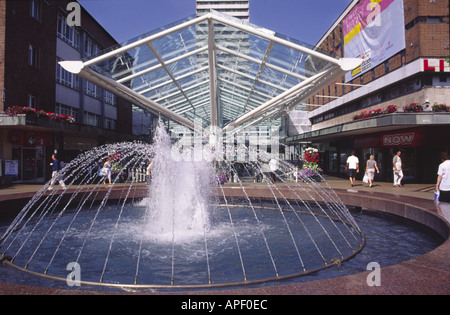 Coventry einkaufen obere Fußgängerzone mit Blick auf das renovierte untere Precinct England UK Stockfoto