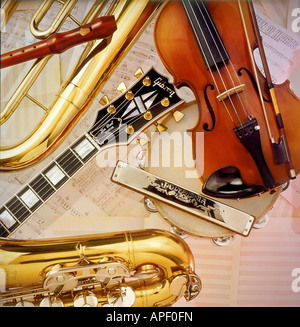 Verschiedene Instrumente wie z. B.: Violine, französisches Horn, Saxophon, Querflöte, klassische Gibson Les Paul Gitarre, Tamburin, Mundharmonika. Stockfoto