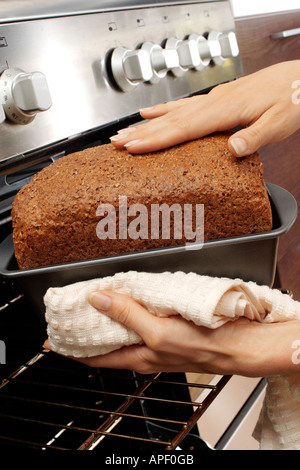 FRAU IN DER KÜCHE BACKEN BROT Stockfoto