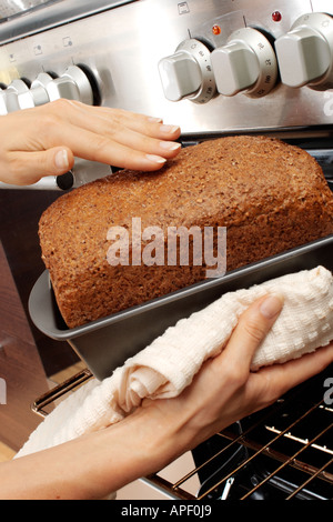 FRAU IN DER KÜCHE BACKEN BROT Stockfoto