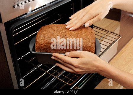 FRAU IN DER KÜCHE BACKEN BROT Stockfoto