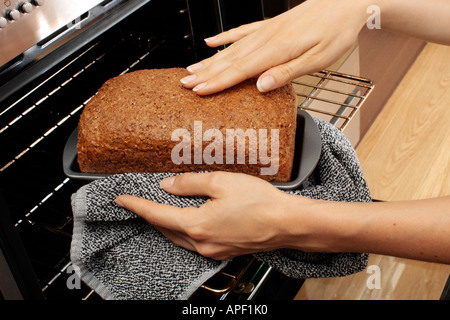 FRAU BACKEN BROT Stockfoto