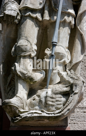 Skulptur des Erzengels Michael Gießen Satan aus dem Himmel auf Sacred Heart Kirche Herz Jesu Kirche Ettlingen Deutschland Stockfoto