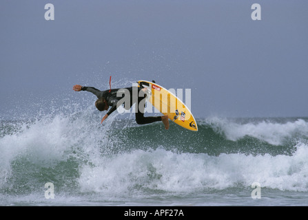 Surfer auf der Welle an Porthtowan Strand Cornwall auswischen Stockfoto