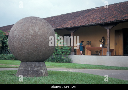 Präkolumbianischen Stein Kugel im Innenhof des National Museum von Costa Rica, San José, Costa Rica Stockfoto