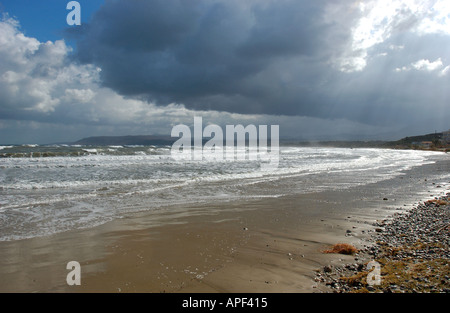 Raue See stürmische Himmel im November in Georgioupolis auf der griechischen Insel Kreta Stockfoto