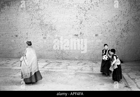 Xiahe Mönche Fußballspielen Xiahe Gansu Provinz Peoples Republic Of China Stockfoto