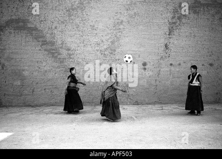 Xiahe-Mönche der Gelben Hutsekte spielen Fußball in der Volksrepublik China der Provinz Xiahe Gansu. Stockfoto