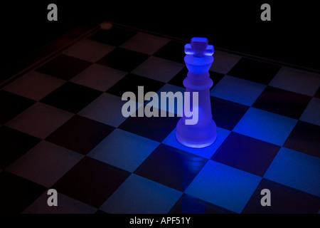 Schach-set Farbe Blau König am Schachtisch Stockfoto