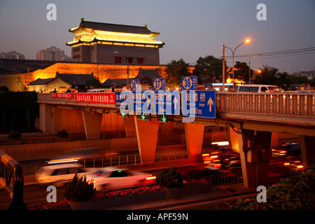 Schwerverkehr am frühen Abend im nördlichen Teil einer Großstadt-Schleife-Straße in Peking. Stockfoto