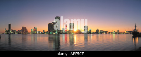 Miami Florida spiegelt sich in der ruhigen Biscayne Bay vor der Morgendämmerung Stockfoto